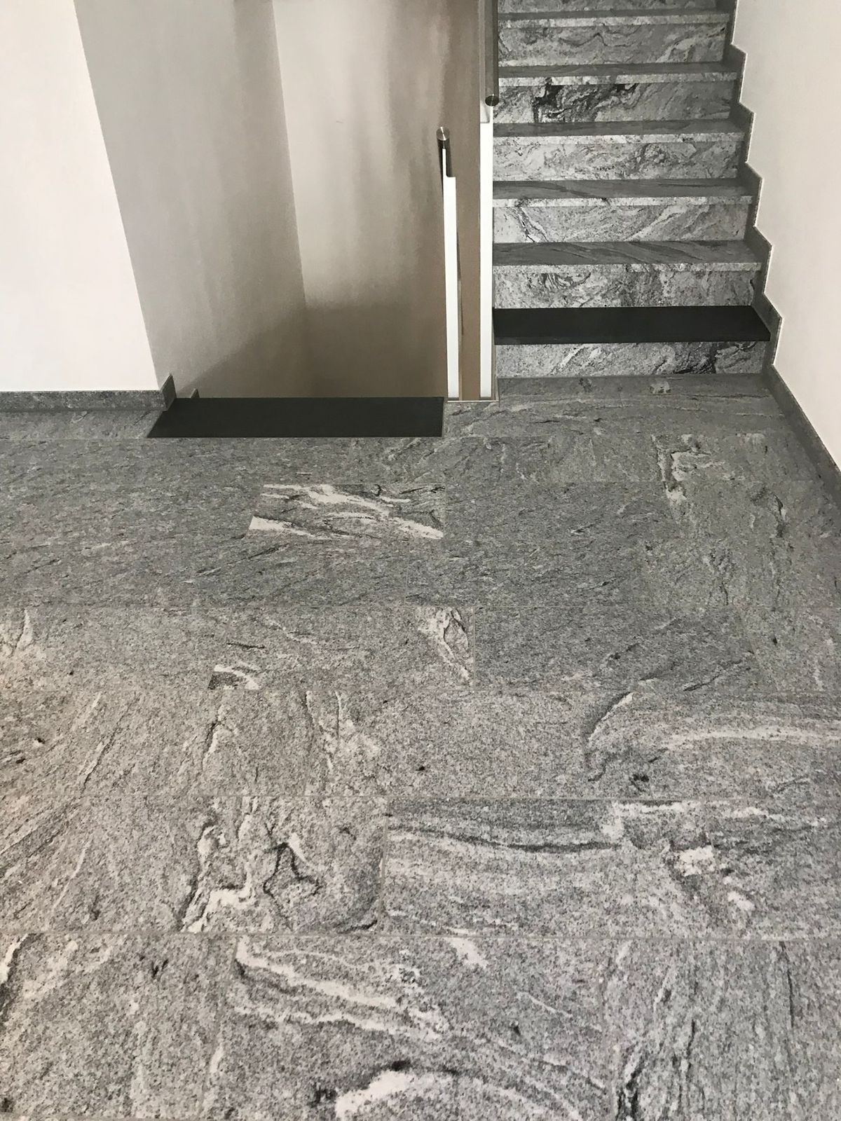 Pavimento e scala in pietra naturale grigia
