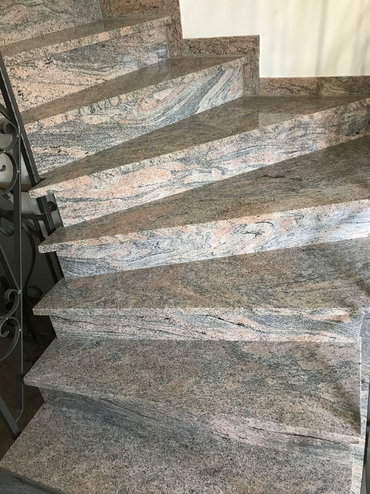 Scala rivestita in marmo venato