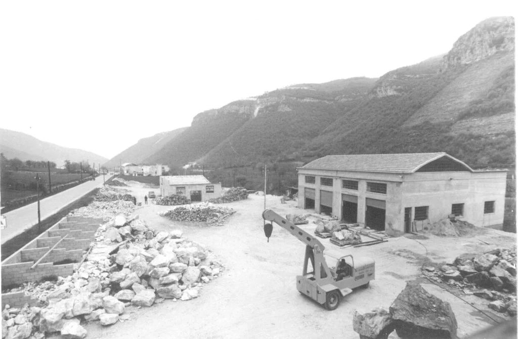 Fotografia storica dello stabilimento ai piedi della montagna
